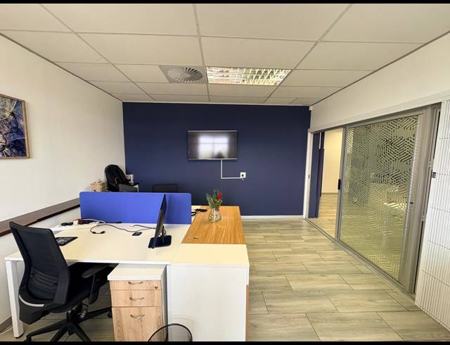 180M² OFFICE TO LET IN FOURWAYS